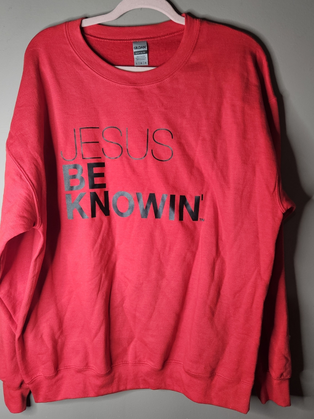 Gildan Adult Pink 'Jesus Be Knowin'' Graphic Sweatshirt Size L Ptp 25" Length 29